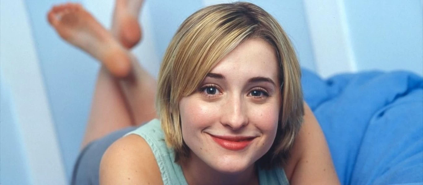 Άλισον Μακ: Το χαμογελαστό κορίτσι του Superman που έγινε «δασκάλα» σε σκλάβες του σεξ